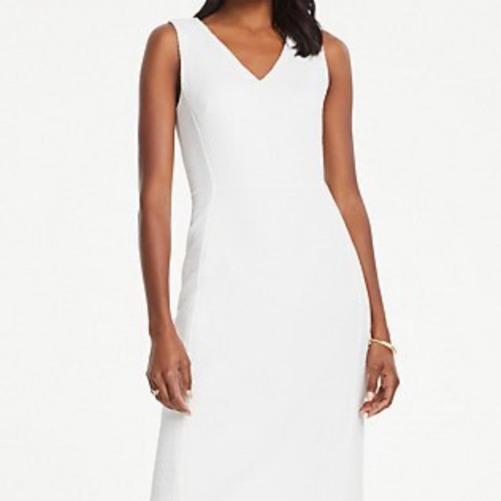 Sleeveless v neck dress